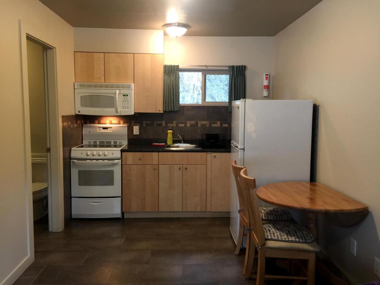 The Hitching Post Motel Pemberton Εξωτερικό φωτογραφία